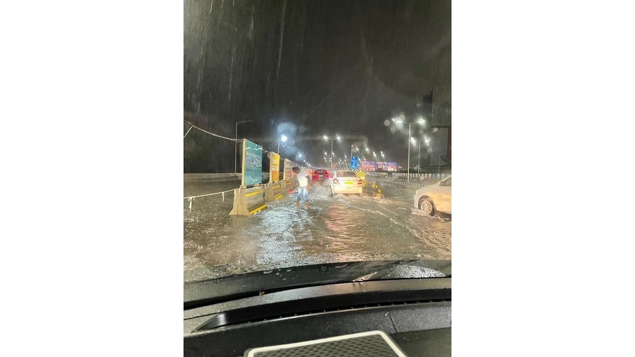 Roads leading to the Kempegowda International Airport were completely waterlogged due to the rain on Monday evening. Credit: Special Arrangement 