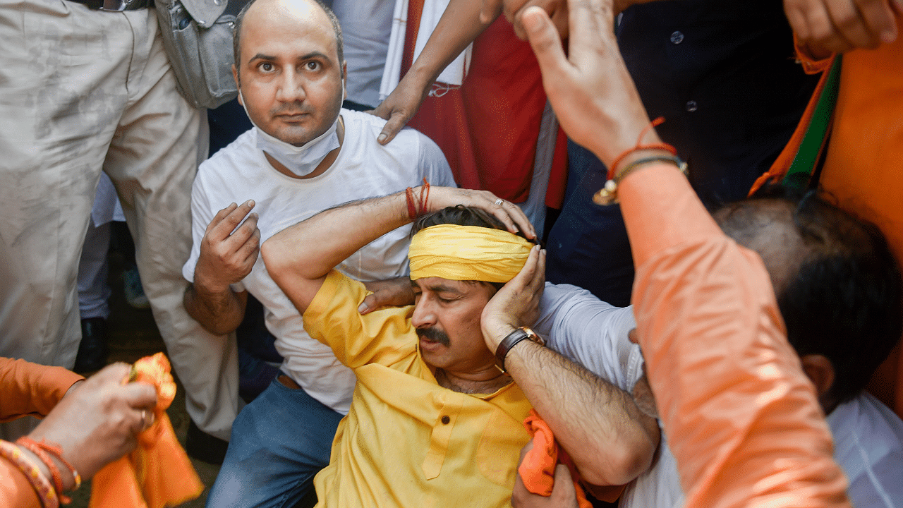 Delhi BJP MP Manoj Tiwari gets hurt during the protest against Delhi CM Arvind Kejriwal. Credit: PTI Photo