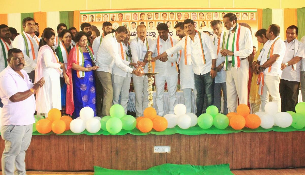 MP D K Suresh inaugurates the installation ceremony of the District Youth Congress president and office-bearers in Madikeri on Tuesday. DH Photo