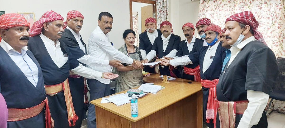 CNC members submit a memorandum to MLC Veena Achaiah and DCC president Dharmaja Uttappa in Madikeri.