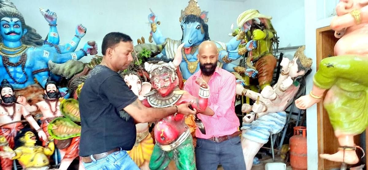 Artists arrange idols for the Mantapa procession. DH Photo