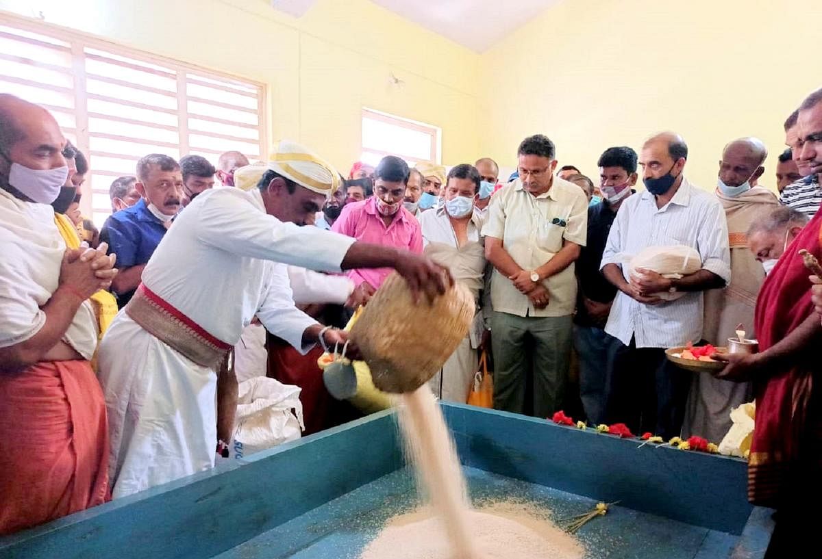 Rice was poured into the 'Akshaya Patra' at Bhagandeshwara Temple on Friday.