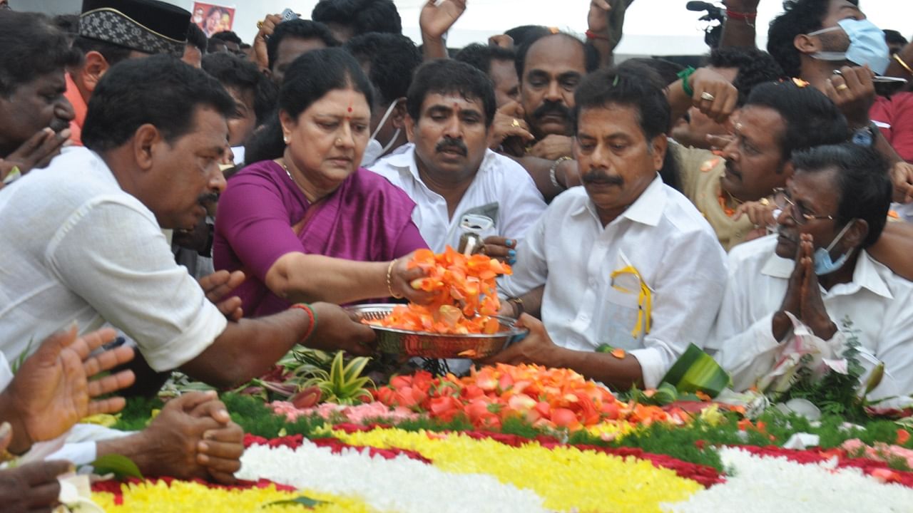 Sasikala paying respects to Jayalalithaa at the memorial. Credit: Special Arrangement