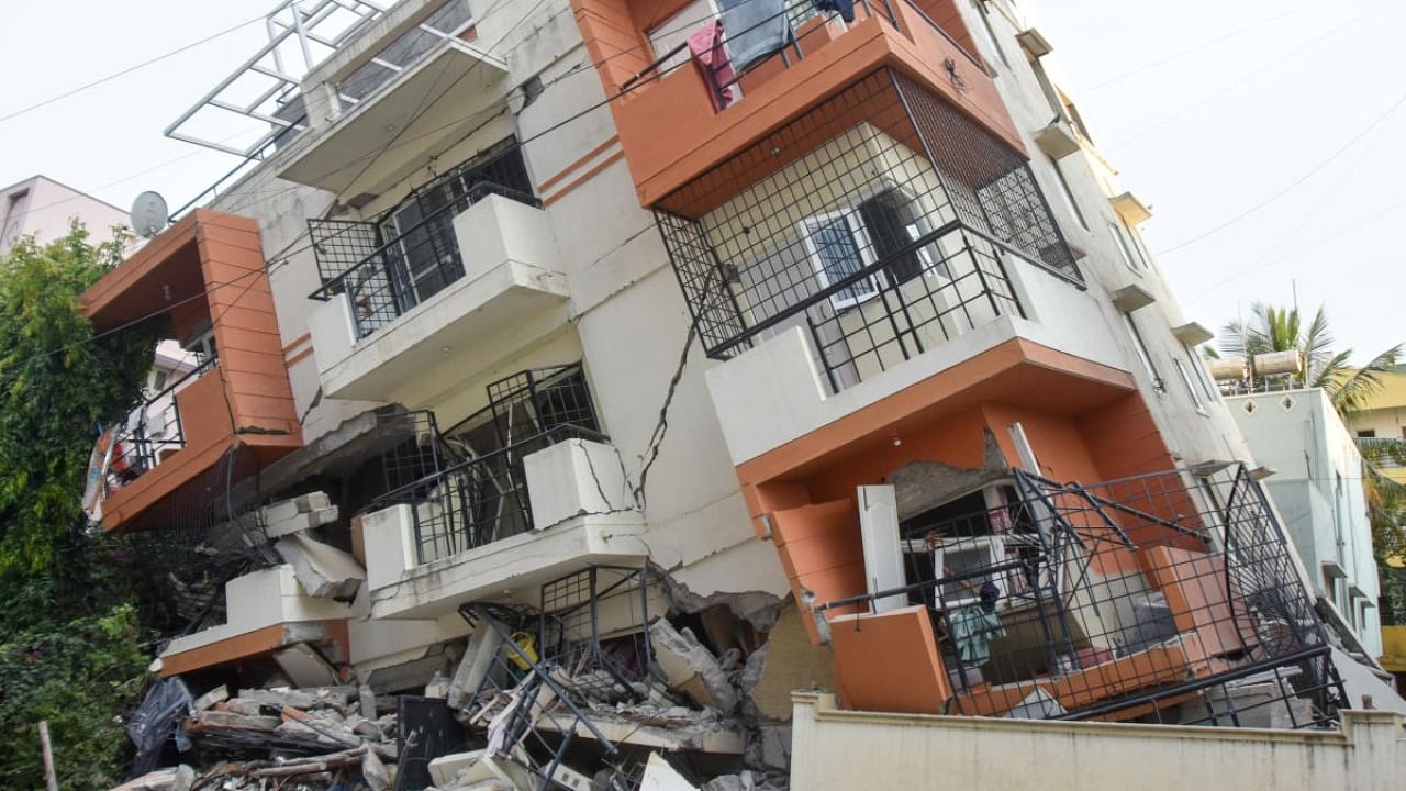 Another building collapse in the city, in Kasthurinagar. Credit: DH Photo