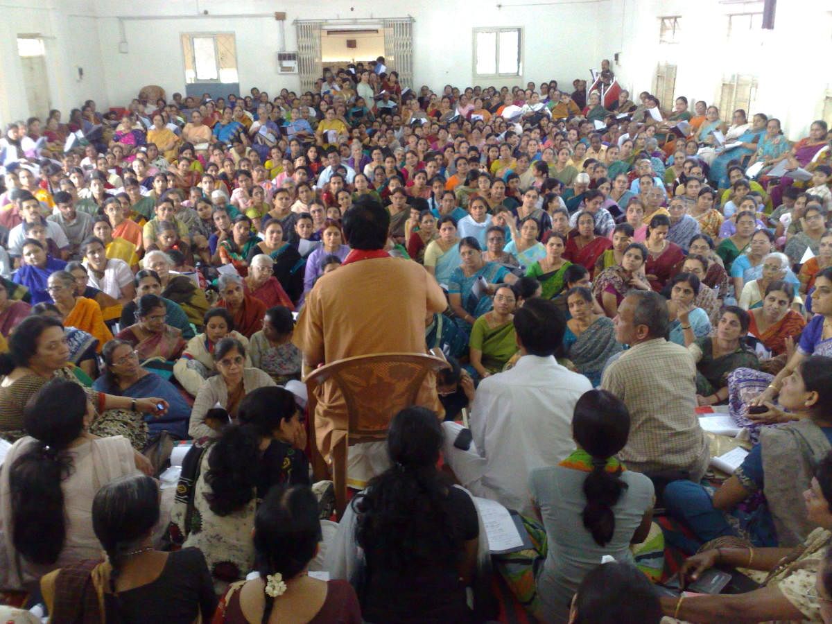 R K Padmanabha leading a Navaratri group singing session.