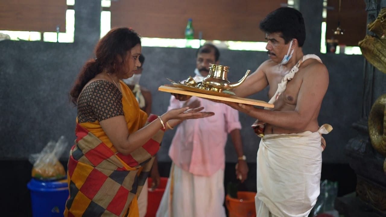 One of the 22 women who completed training as Hindu priests, Rekha Deepu, receiving 'deeksha' from Subhash Tantri. Credit: Special Arrangement