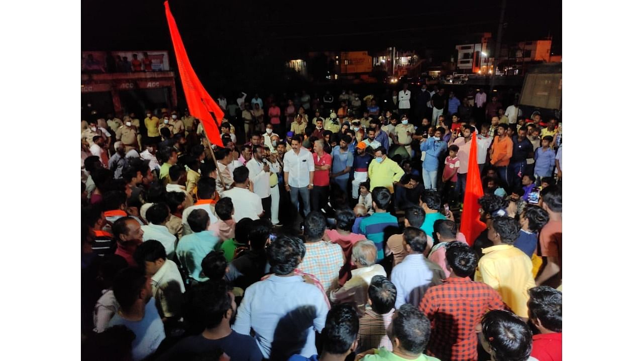 Members of Bajrang Dal and Vishwa Hindu Parishad blocking the Hubbali-Dharwad Main Road at Bairidevarkoppa in Hubballi demanding action against ‘Christian missionary’ Somu Avaradhi, who is accused of forceful religious conversion. Credit: DH Photo/Govindraj Javali