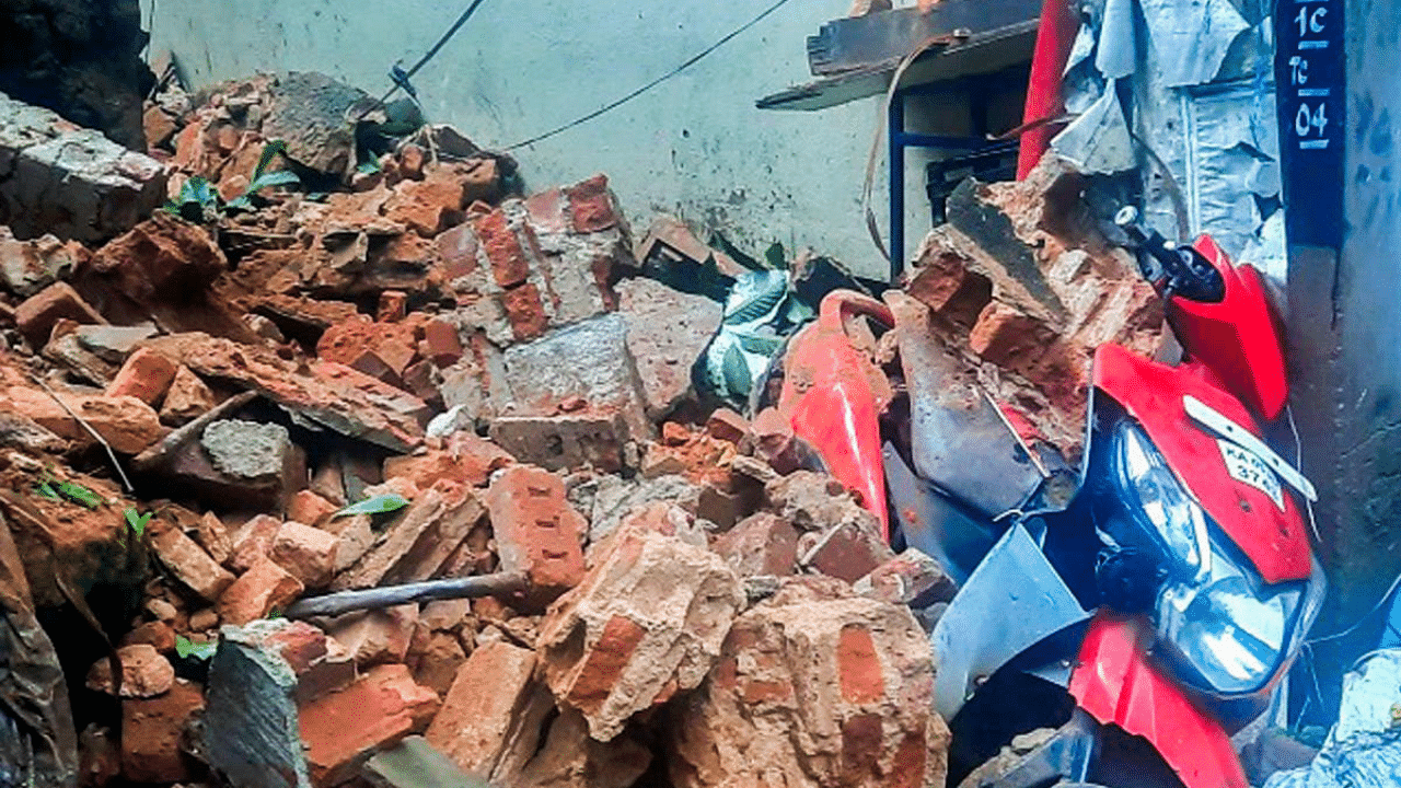 Building collapse in Rajajinagar. Credit: DH Photo