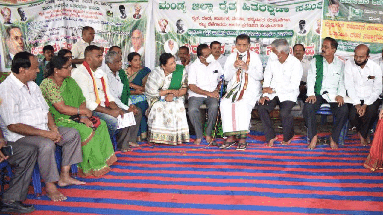 Former MLA H D Chowdaiah addresses leaders and representatives during the preliminary meeting held to discuss the MySugar factory issue in Mandya on Sunday. Credit: DH Photo