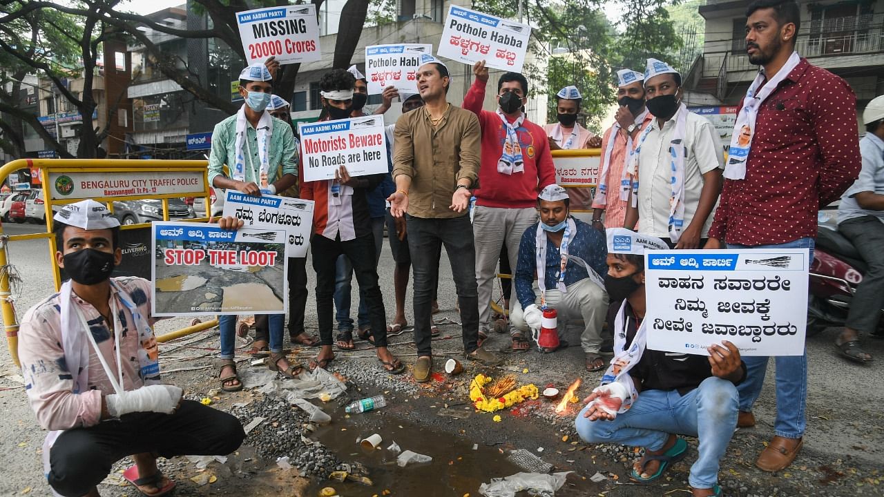 Members of Aam Admi Party (AAP) conducting ‘Pothole Habba’. Credit: DH Photo