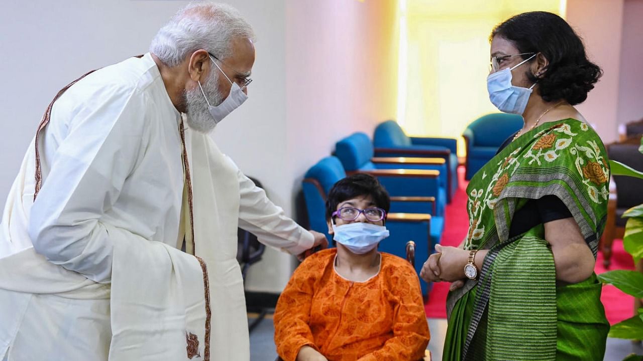 Prime Minister Narendra Modi visits Ram Manohar Lohia Hospital as India crossed the 1 billion Covid-19 vaccine dose milestone, in New Delhi. Credit: PTI Photo/Twitter/@narendramodi