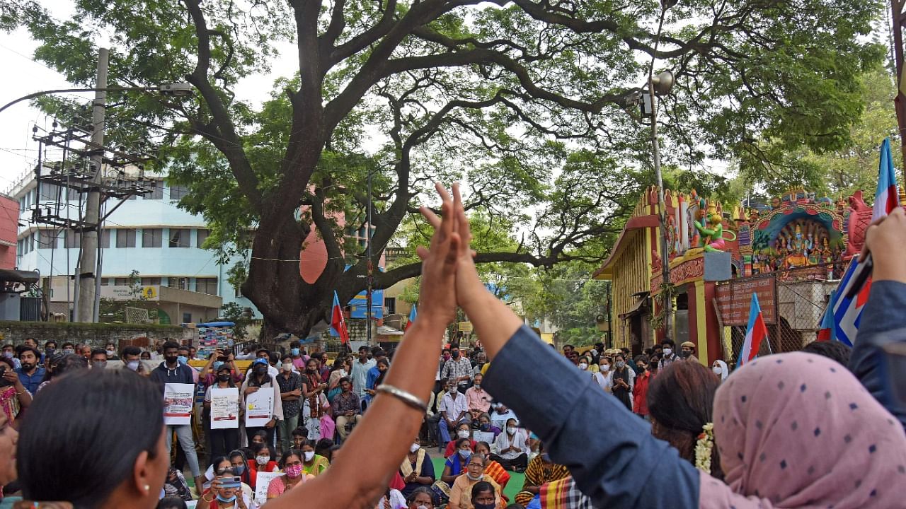 The protesters, comprising people of all age groups, demanded that the chief minister withdraw the statement. Credit: DH Photo