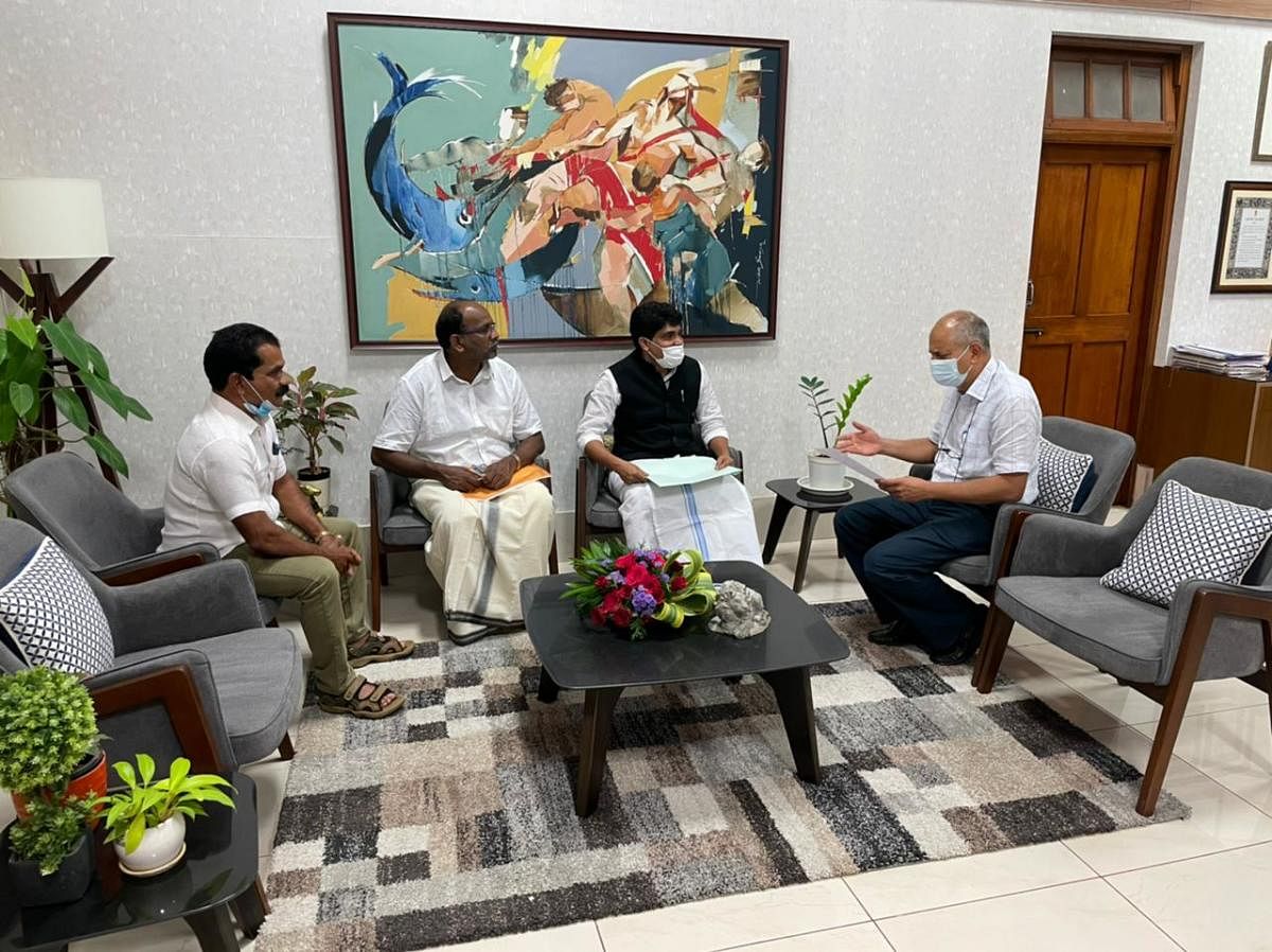 A delegation from Kerala met the chief secretary to the Karnataka government, Ravi Kumar, in Bengaluru.