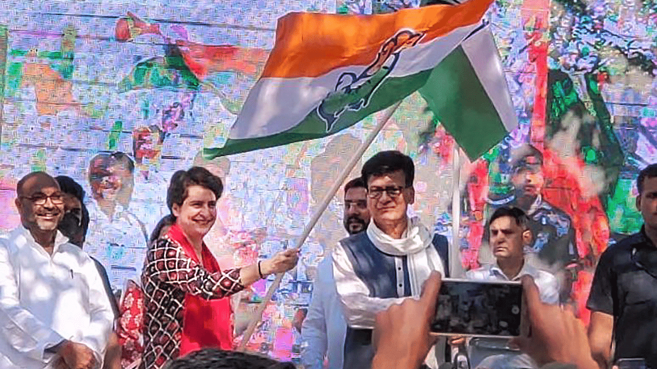 Congress General Secretary Priyanka Gandhi Vadra flags off 'Pratigya Yatra' in Barabanki. Credit: PTI Photo