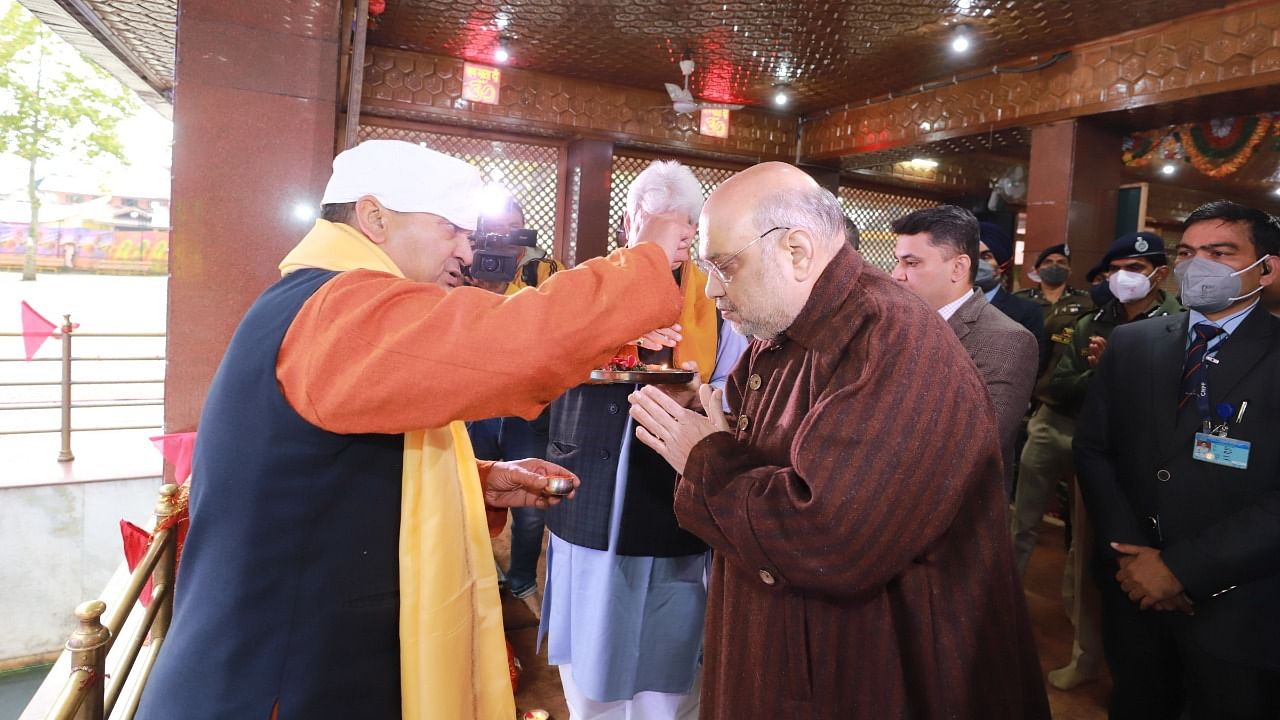 Union Home Minister Amit Shah offer prayers at the Kheer Bhawani temple, in Ganderbal district of Jammu and Kashmir. Credit: Twitter/@AmitShah