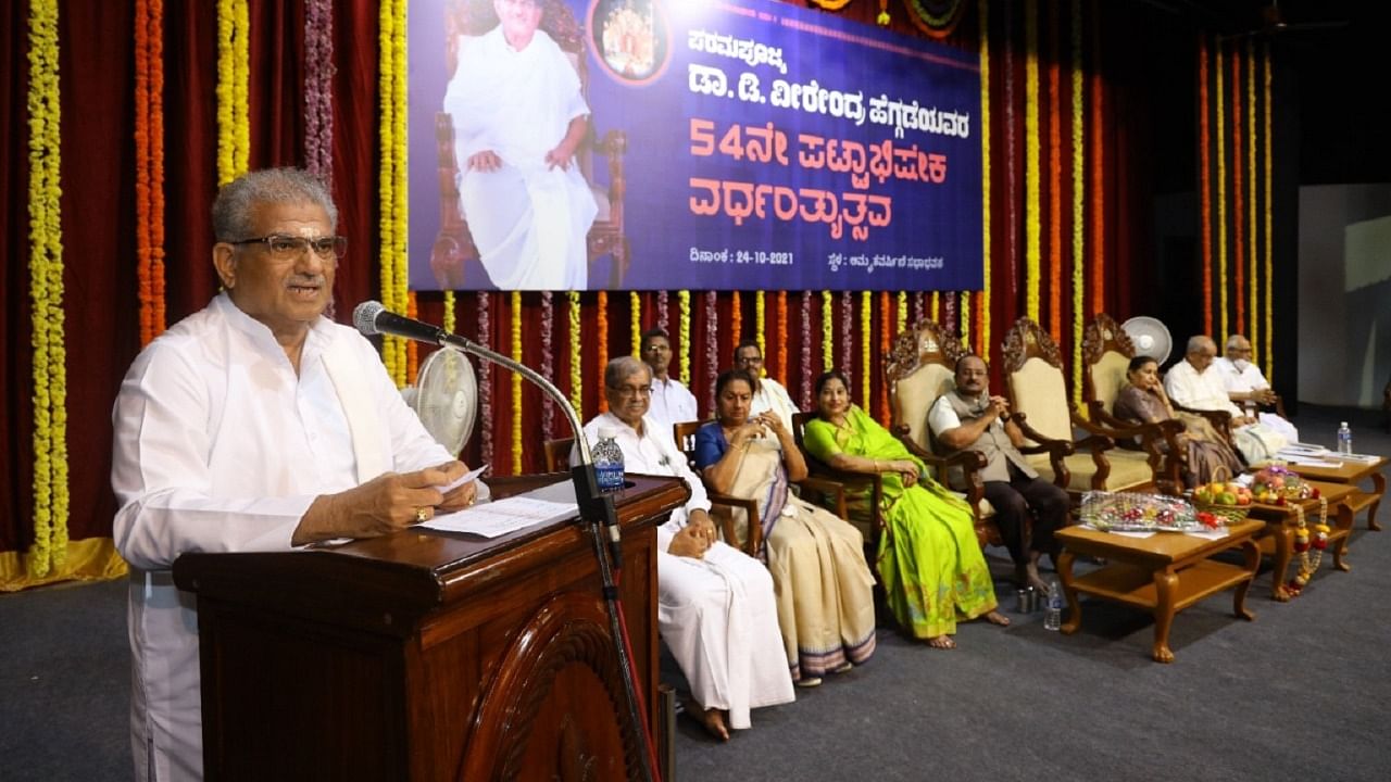 Dharmasthala Dharmadhikari D Veerendra Heggade speaks during his 54th Pattabhisheka Vardhanthyutsava at Dharmasthala on Sunday. Credit: DH photo