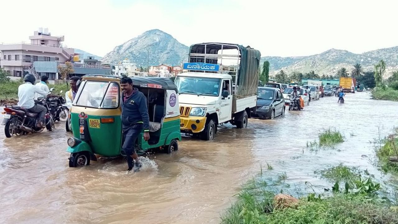 Vehicles stranded on a flooded Gauribidanur road in Chikkaballapur on Sunday. Credit: DH Photo