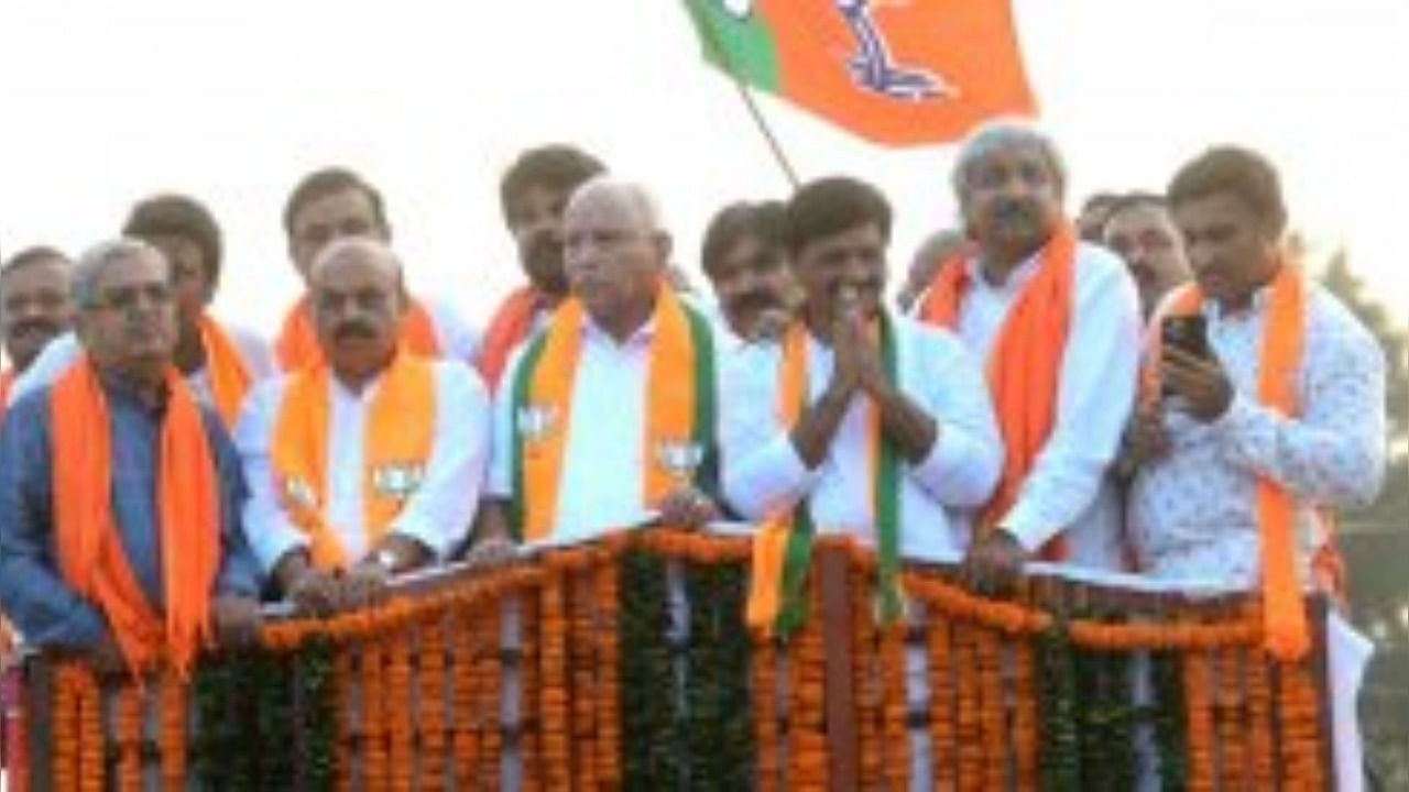 Chief Minister Basavaraj Bommai and his predecessor B S Yediyurappa take part in road show in Hangal in Haveri district on Wednesday. Ministers Govind Karjol, Dr K Sudhakar and others are seen. Credit: DH Photo