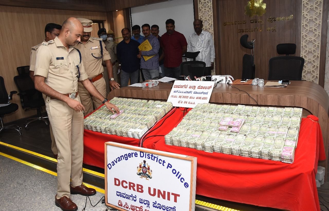 The money seized by Davangere Police. Credit: Davangere Police