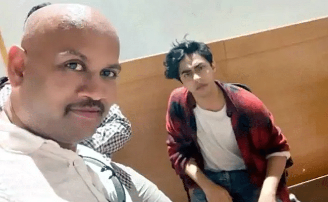 Kiran Gosavi with Aryan Khan after Khan was detained by NCB. Credit: Special arrangement