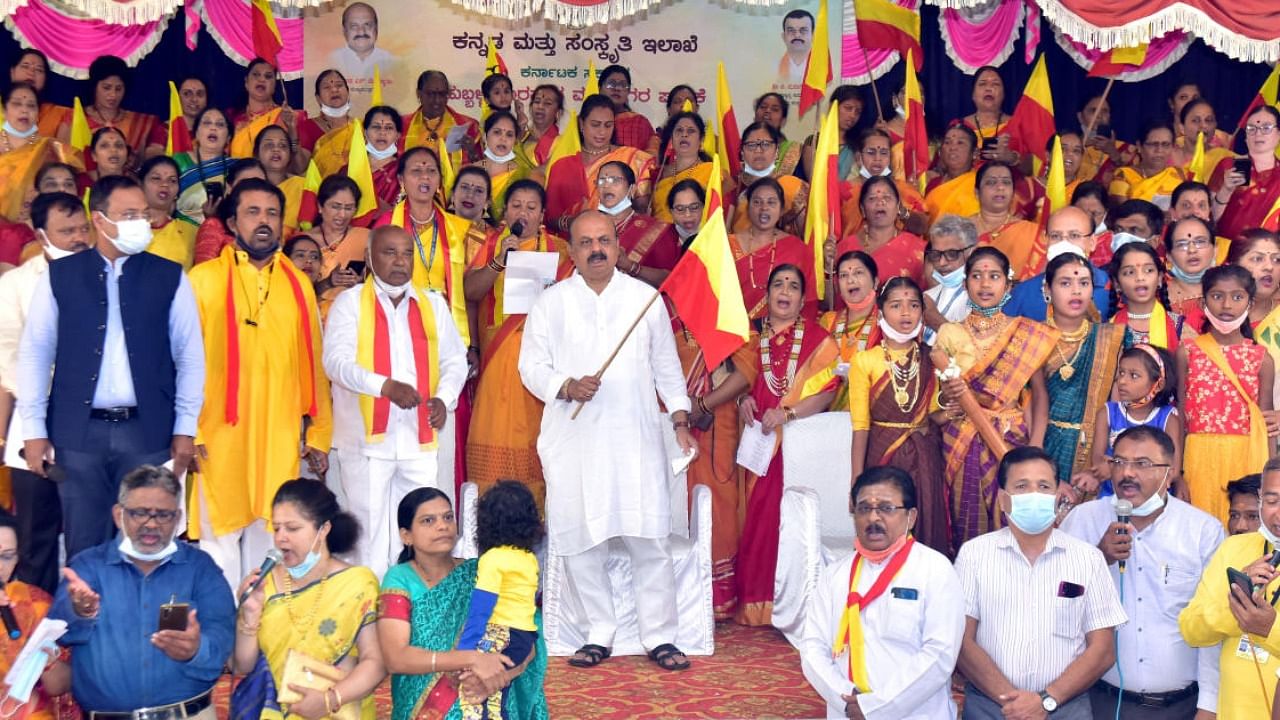 Chief Minister Basavaraj Bommai participates in a Kannada Geetagayana programme in Hubballi on Thursday. Credit: DH File Photo