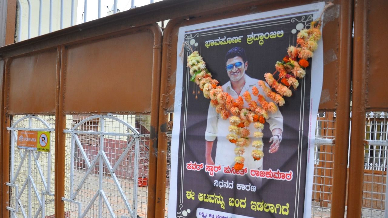 Almost all posters had a white garland made of mogra flowers. Credit: DH Photo