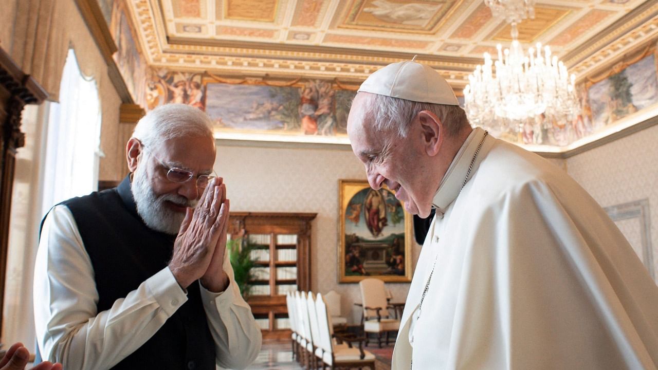 Modi meets Pope Francis (R). Credit: AFP Photo