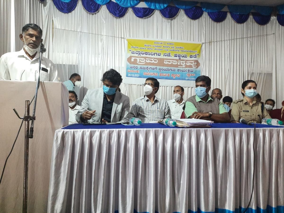 A local resident raises a point during the Jilladikari Nadige Halliya Kadege programme held at Bhagamandala Gowda Samaja on Saturday.