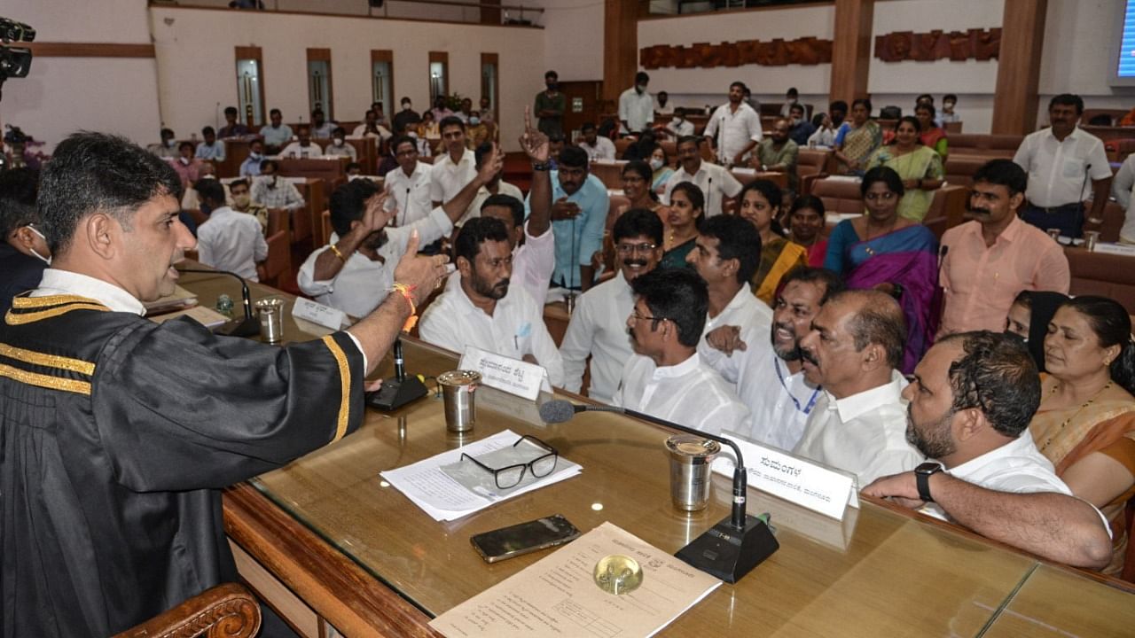 Mayor Premananda Shetty holds a talk with Corporators from Congress who had entered the well of the house in protest against garbage issue, during the council meeting on Saturday. Credit: DH Photo