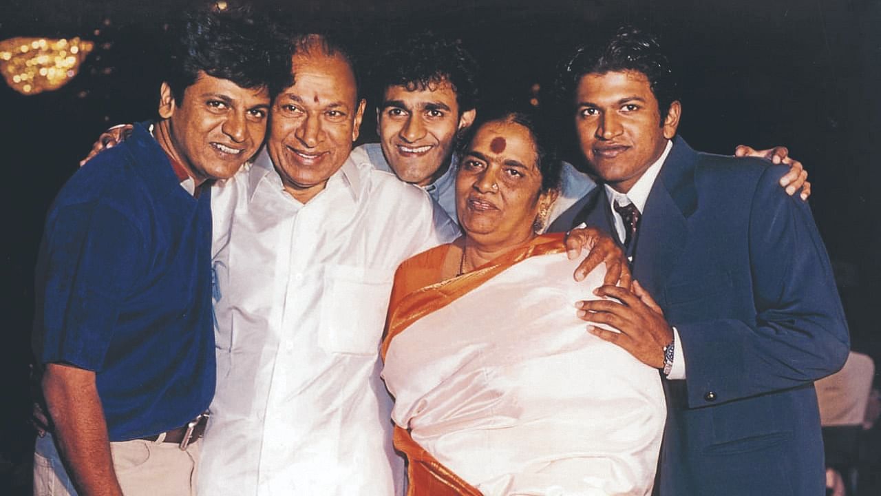 Puneeth Rajkumar, his mother Parvathamma, brother Raghavendra, father and thespian Rajkumar and another brother Shivarajkumar. Credit: DH Pool