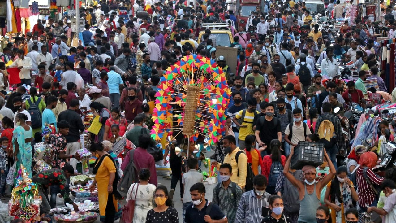 People shop at a crowded market ahead of Diwali, the Hindu festival of lights, during the ongoing coronavirus pandemic, in Mumbai, India, October 28, 2021. Credit: Reuters Photo