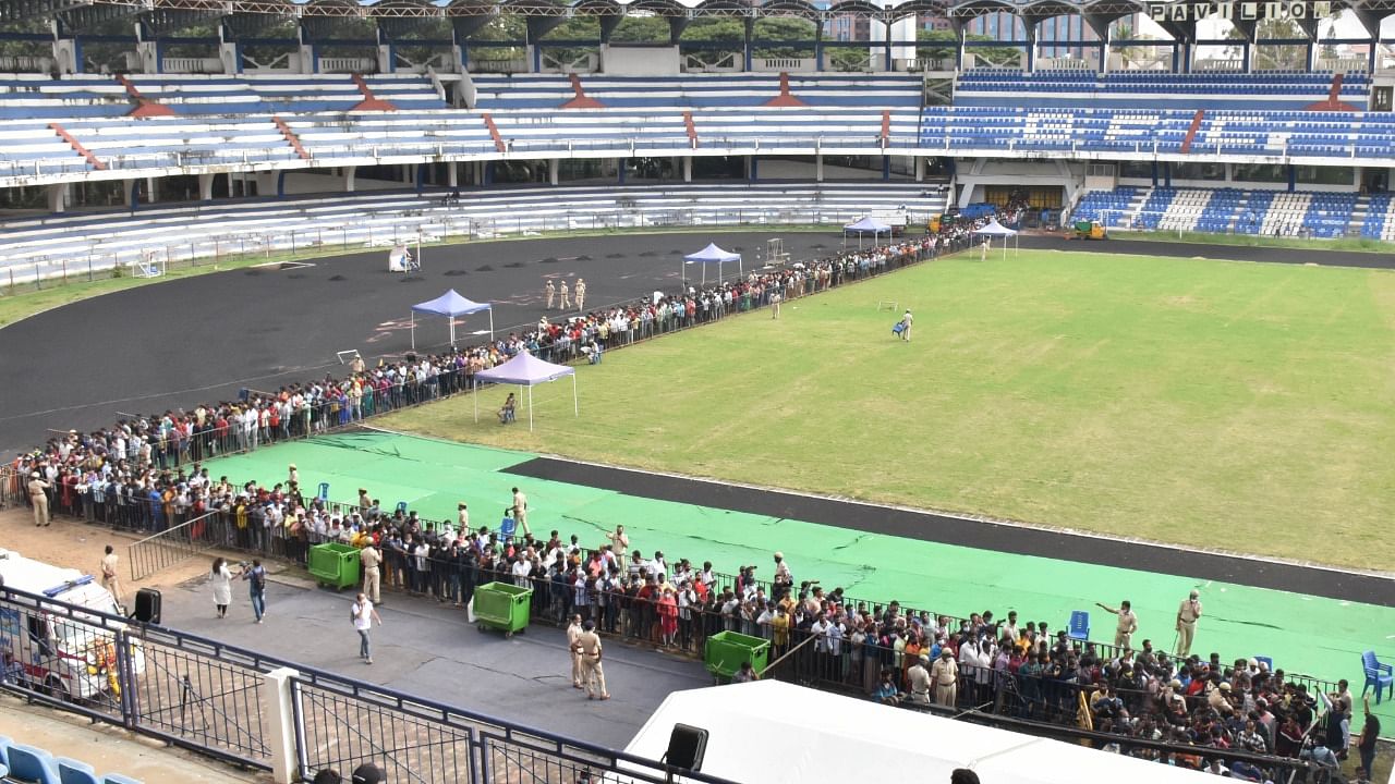 Fans lined for pays tribute to mortal remains of Puneeth Rajkumar at Sree Kanteerava stadium in Bengaluru on Saturday. Credit: DH Photo