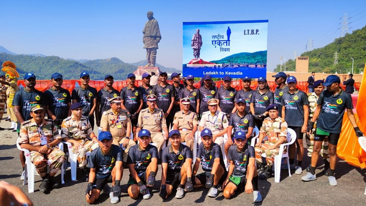 Sanjay Arora, DG ITBP with team ITBP and members of the ITBP cycle rally (From Gogra, Ladakh to Kevadia, Gujarat) at the Statue of Unity. Credit: Twitter/@ITBP_official