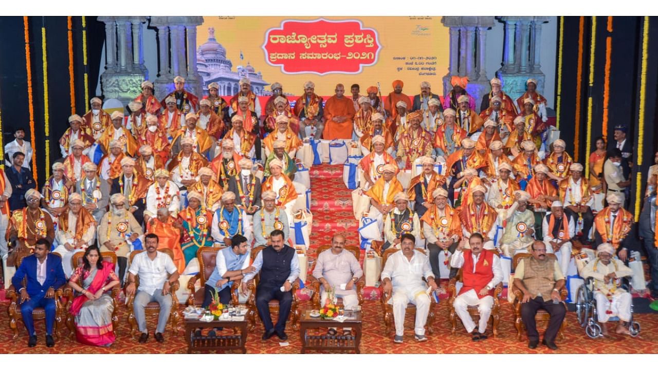 Karnataka CM with 66th Rajyotsava awards winners from various sectors at Ravindra Kalakshetra. Credit: DH Photo/Anup Ragh T