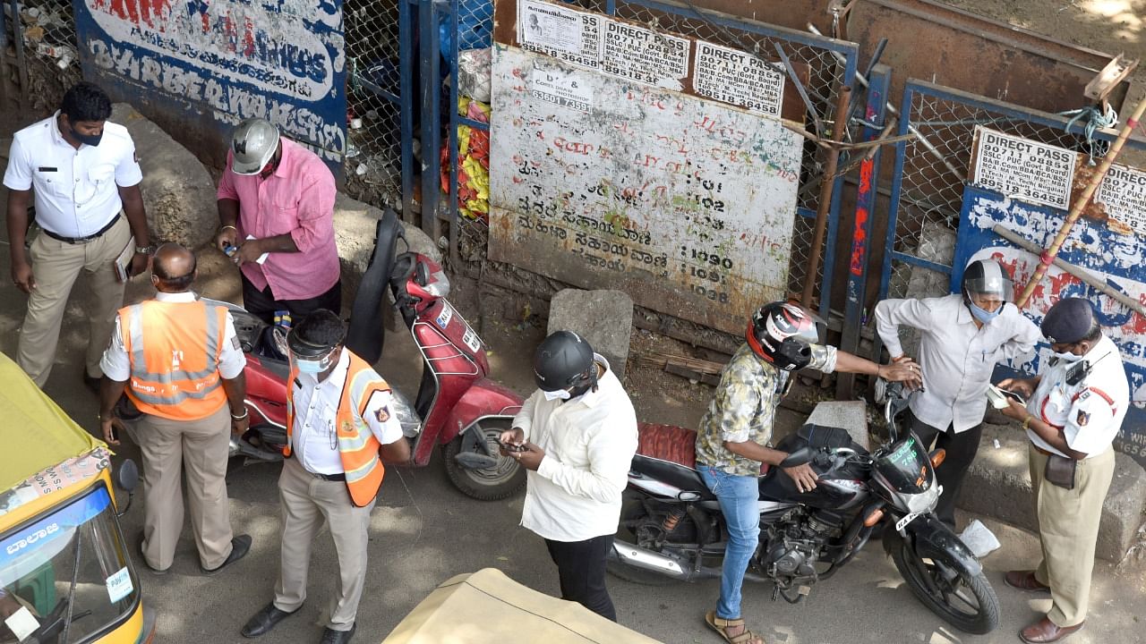Traffic Police checking documents from motorists, who have not sufficient documents they are finned at KR Market circle in Bengaluru. Credit: DH File Photo