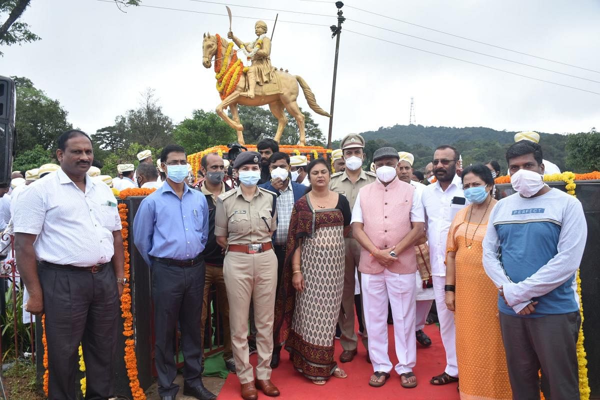 Virajpet MLA K G Bopaiah, MLC Veena Achaiah, Deputy Commissioner Dr B C Sateesha, Superintendent of Police Kshama Mishra and others pay tribute to freedom fighter Guddemane Appaiah on Sunday.