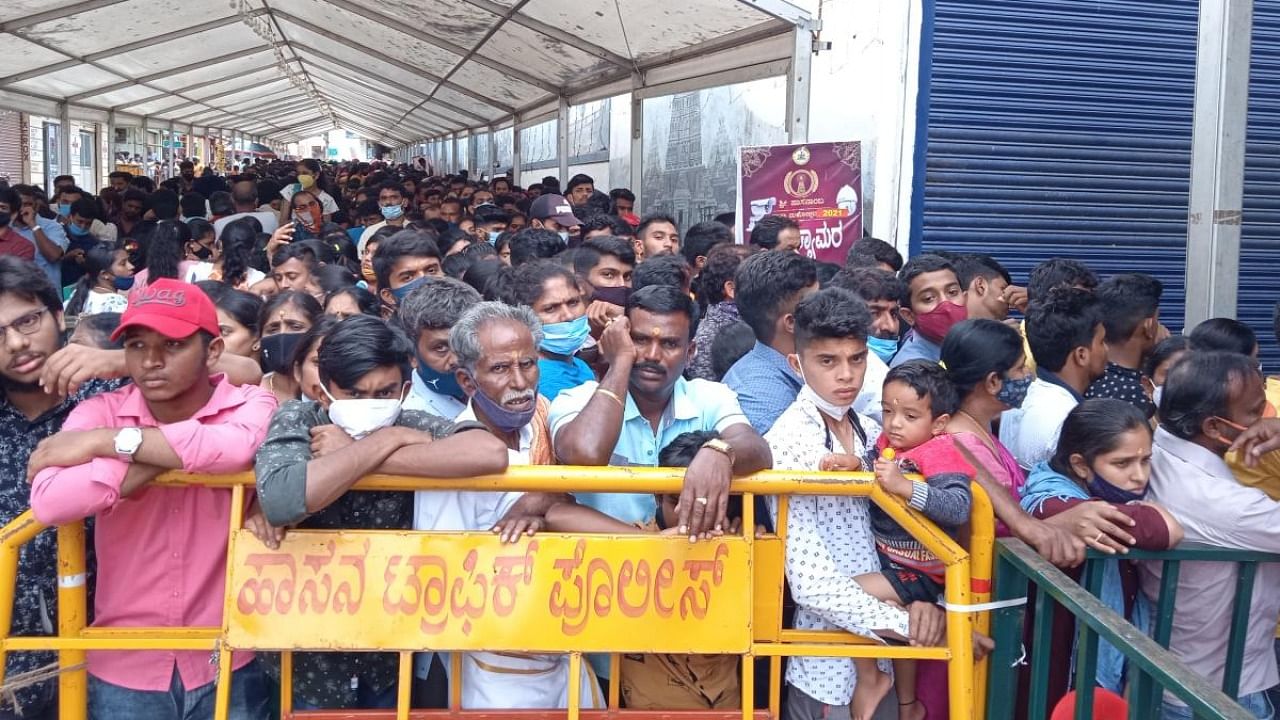 A large number of devotees wait in queue to have darshan at Hasanamba temple in Hassan on Monday. Credit: DH Photo