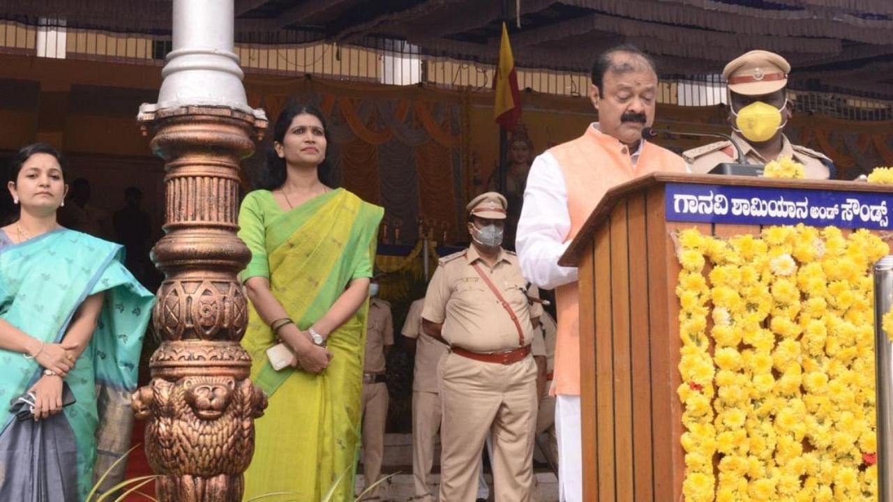 Minister K C Narayana Gowda addresses the gathering during the Kannada Rajyotsava programme in Mandya on Monday. Deputy Commissioner S Aswathi is seen. Credit: DH Photo