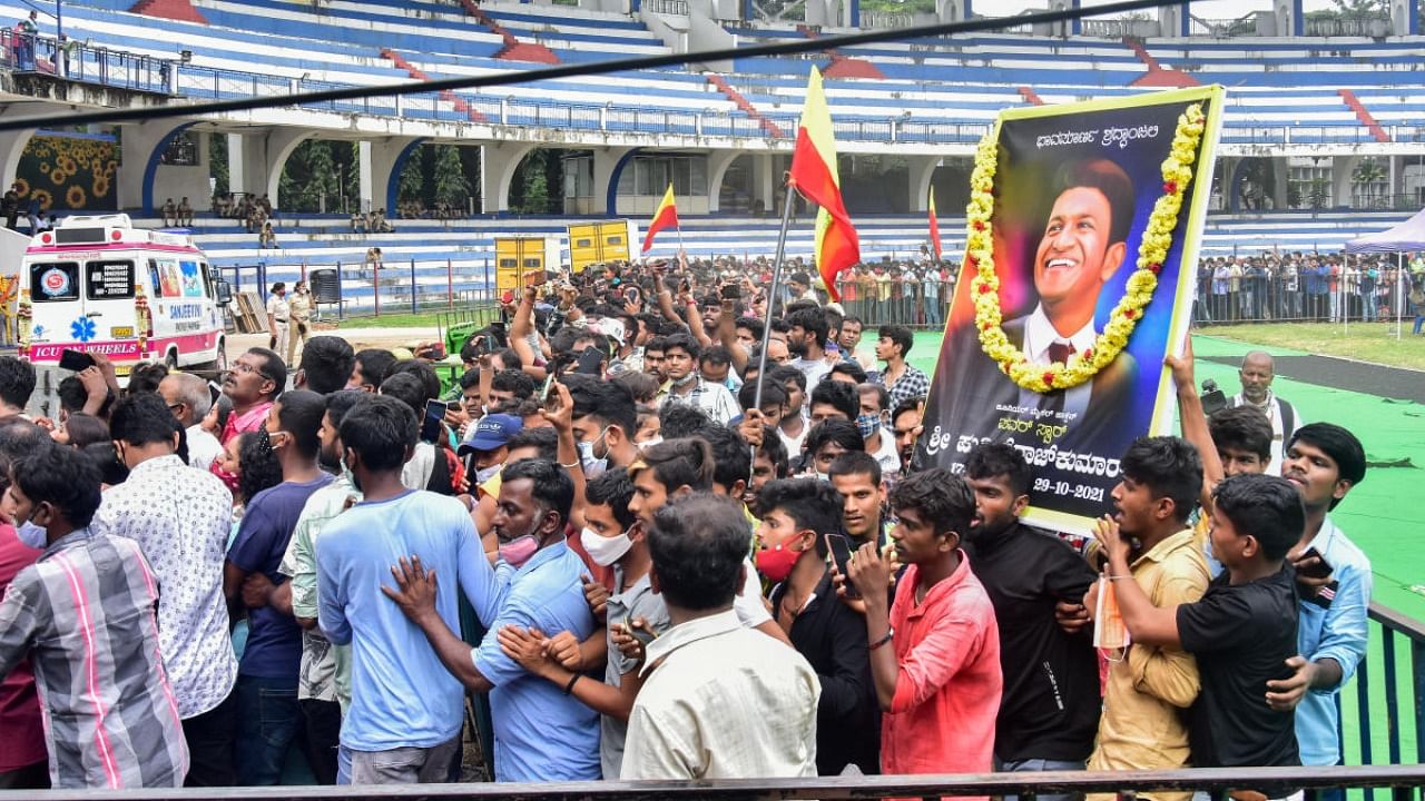Thousands of fans came to pay their last respects to actor Puneeth Rajkumar's body at Kanteerava Stadium. Credit: DH Photo