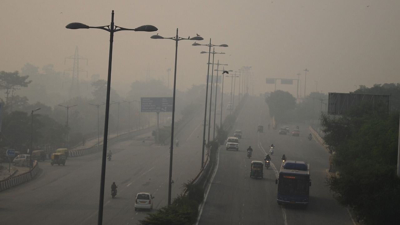 Delhi, nearby areas covered by toxic air for 3rd straight day. Credit: IANS Photo