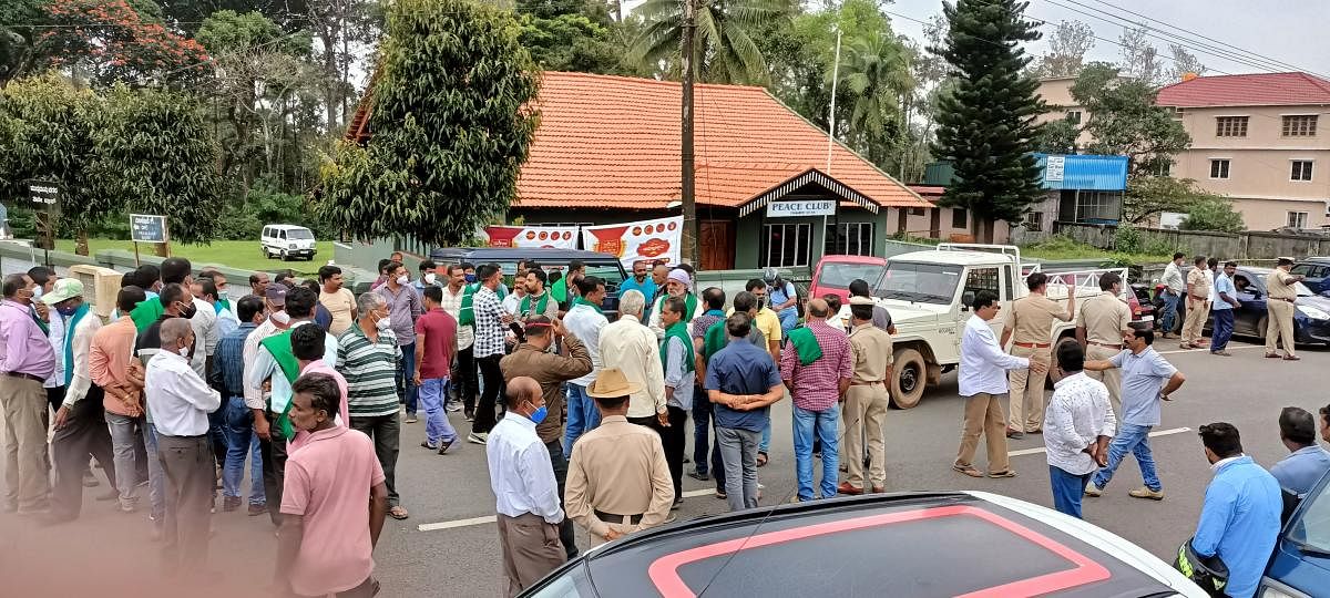 Members of the Rajya Raitha Sangha Kodagu district unit staged a protest at Kirgur Junction in Ponnampet.