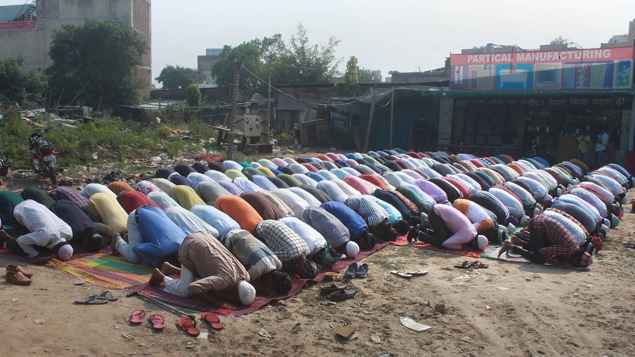Muslims conduct 'Namaz' at an open site amid heavy police presence, following protests by residents and members of various pro-Hindu organisations, at Sector 12, in Gurugram. Credit: PTI File Photo