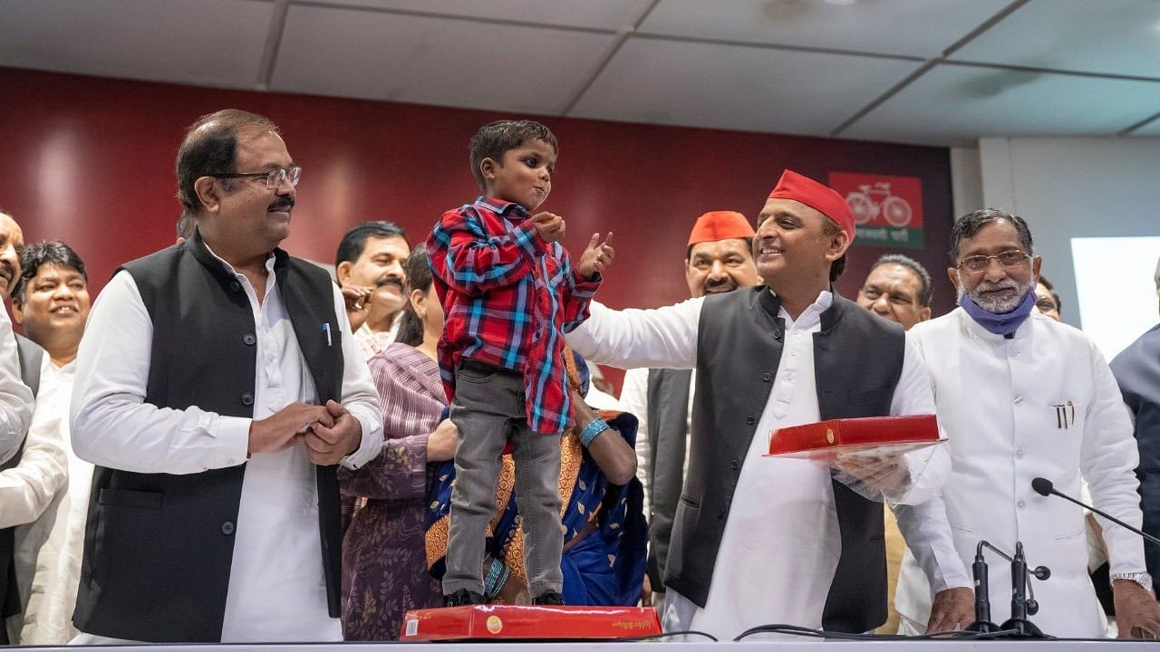Khazanchi's birthday is celebrated every year by the Samajwadi Party to underline the misfortune that the common man faced due to demonetisation. Credit: Twitter/@yadavakhilesh