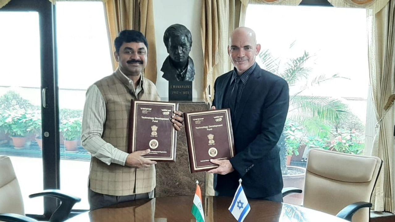 Secretary, Department of Defence R&D and Chairman, DRDO, G. Satheesh Reddy and the Head of DDR&D, Israel, BG (Retd.) Daniel Gold sign the Bilateral Innovation Agreement for development of dual use technologies, in New Delhi. Credit: Twitter/@DRDO_India