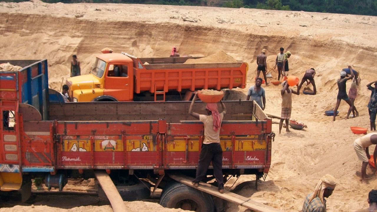 A mining policy that looks at sand only from a construction sector perspective will serve little purpose. Credit: DH File Photo