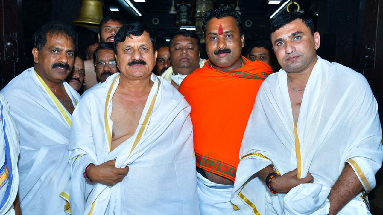 Home Minister Araga Jnanendra visited Kukke Subrahmanya Temple. Credit: DH Photo