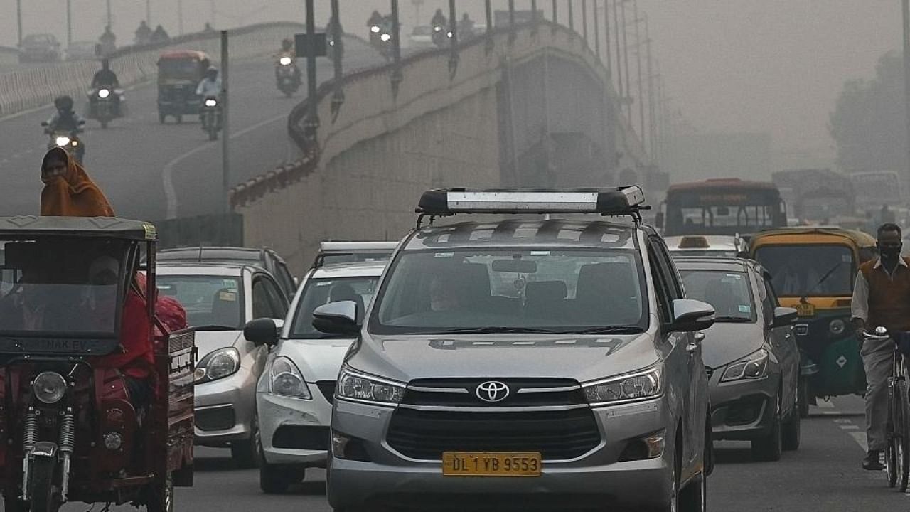 Commuters drive along a street under heavy smoggy conditions in New Delhi on November 11, 2021. Credit: AFP Photo