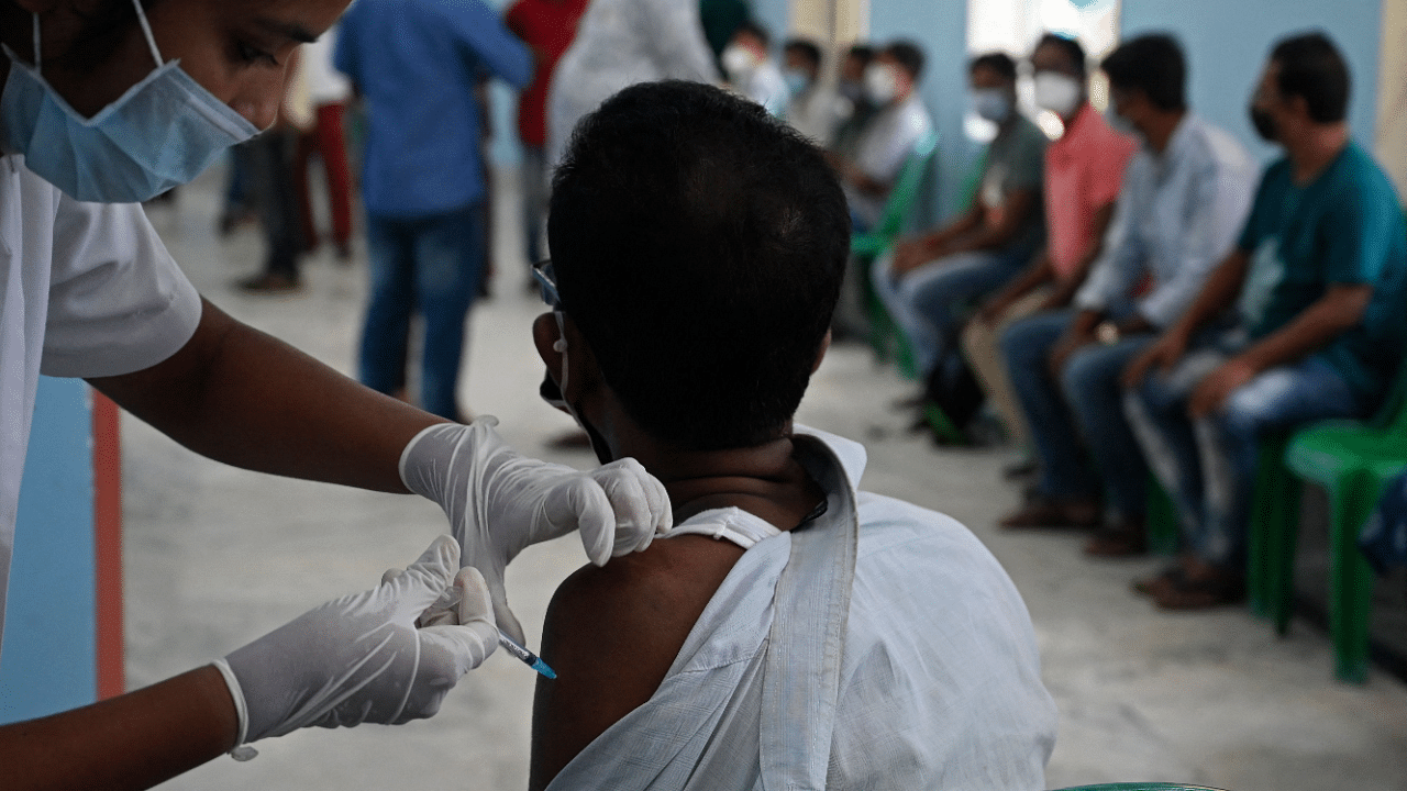 A health worker inoculates a man with a dose of the Covid-19 coronavirus vaccine. Credit: AFP Photo