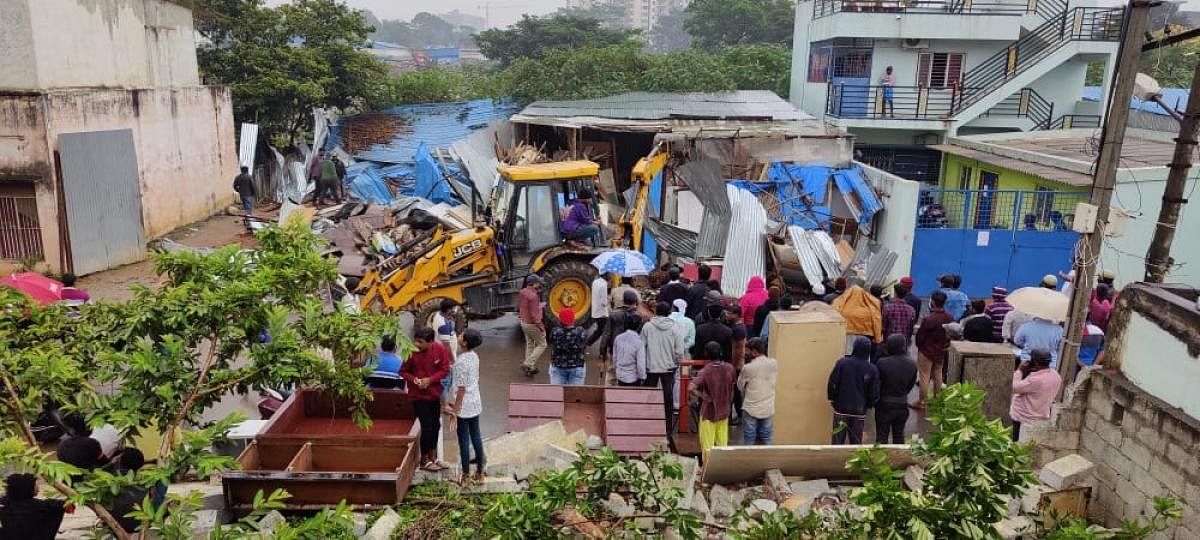 BDA officials cleared 40 sheds that were built illegally at Alahalli in JP Nagar limits on Thursday. Credit: DH Photo