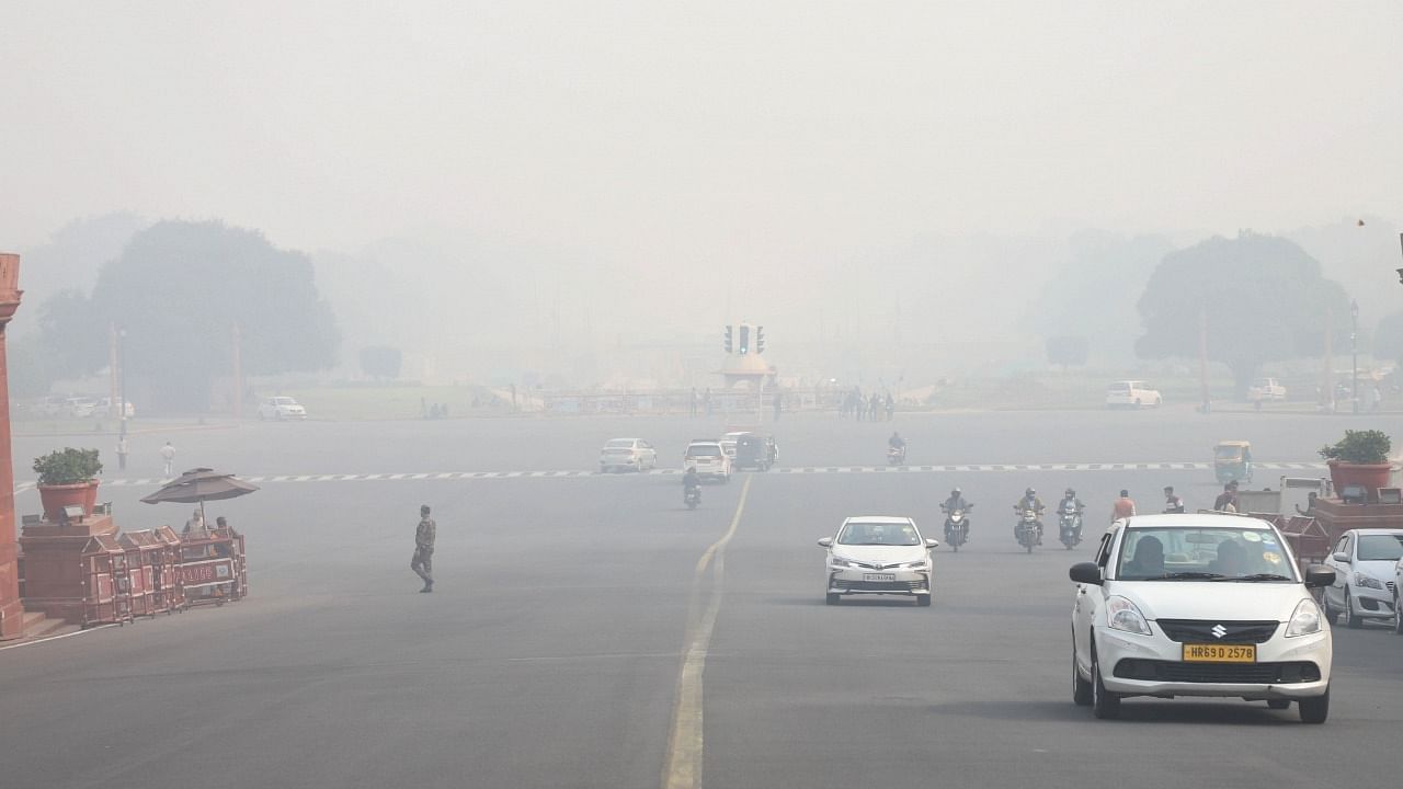 Vehicles ply amid low visibility due to thick layer of smog in New Delhi. Credit: IANS File Photo